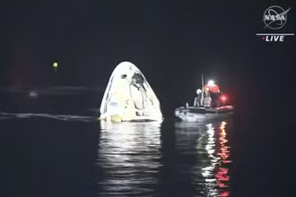 Tàu vũ trụ Crew Dragon trôi nổi sau khi hạ cánh xuống Vịnh Mexico. Nguồn: NASA TV.