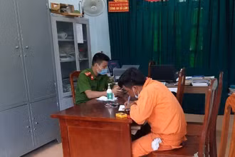 Đối tượng giả nhân viên điện lực bán dây kém chất lượng cho người dân bị bắt giữ.