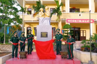 Lãnh đạo Bộ chỉ huy BĐBP tỉnh và Đồn Biên phòng cửa khẩu A Đớt cắt băng khánh thành Tượng đài “Bác Hồ với chiến sĩ biên phòng”.