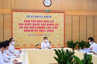 Bí thư Thành ủy Đinh Tiến Dũng phát biểu tại buổi kiểm tra hoạt động bầu cử tại Trung tâm Ban Chỉ đạo cuộc bầu cử quận Hoàn Kiếm. Ảnh: DUY LINH