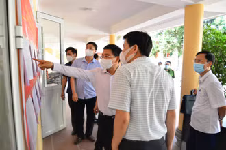 Ông Nguyễn Văn Thắng, Ủy viên Trung ương Đảng, Bí thư Tỉnh ủy Điện Biên (thứ hai từ phải sang) kiểm tra công tác chuẩn bị bầu cử tại huyện Nậm Pồ.