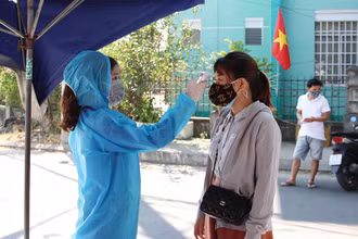 Đo thân nhiệt cử tri.