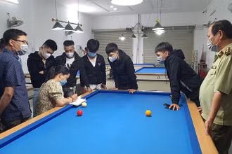 Lực lượng chức năng tiến hành lấy thông tin khai báo y tế những người có mặt tại cơ sở kinh doanh dịch vụ bida AZ.