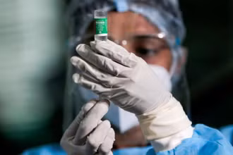 Nhân viên y tế tại Bệnh viện Bệnh truyền nhiễm tại Sri Lanka xử lý vaccine AstraZeneca do Viện Huyết thanh Ấn Độ (SII) sản xuất, ngày 29-1. (Ảnh: Reuters)