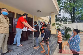 Tổng Lãnh sự quán Việt Nam tại Preah Sihanouk phát quà cứu trợ cho nhiều gia đình người Việt và Campuchia, sáng 16-5.