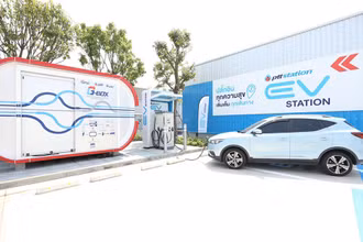 Nơi sạc pin cho xe điện đặt tại một trạm xăng của PTT ở Bangkok. (Ảnh: Bưu điện Bangkok)