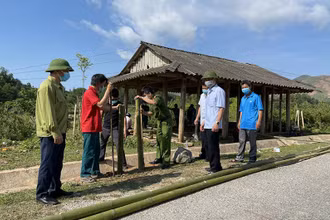 Ông Bùi Văn Luyện, Chủ tịch UBND huyện Nậm Pồ, kiểm tra chốt chặn phòng dịch tại Km37, nơi giáp ranh giữa xã Si Pa Phìn với xã Phìn Hồ.