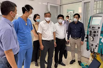 Thứ trưởng Nguyễn Trưởng Sơn kiểm tra đơn vị điều trị tích cực (ICU) mới được Bệnh viện Bạch Mai hỗ trợ thiết lập tại Bệnh viện Phổi tỉnh Bắc Giang.