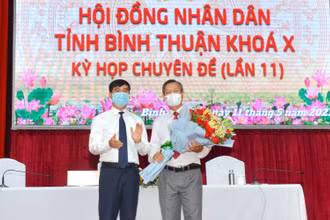Đồng chí Dương Văn An, Ủy viên T.Ư Đảng, Bí thư Tỉnh ủy Bình Thuận chúc mừng ông Phan Văn Đăng (người cầm hoa) được HĐND tỉnh Bình Thuận (khóa X) bầu giữ chức vụ Phó Chủ tịch UBND tỉnh Bình Thuận, nhiệm kỳ 2016-2021.