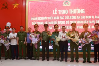 Lãnh đạo tỉnh Nghệ An và Công an Nghệ An trao thưởng cho các đơn vị.