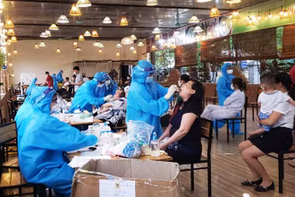 Nhân viên y tế lấy mẫu xét nghiệm đối với người dân khu đô thị Đồng Sơn (TP Phúc Yên).