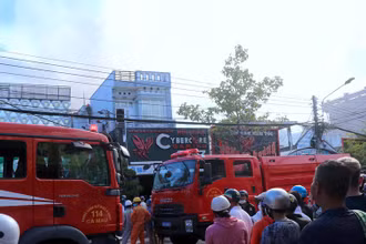 Lực lượng phòng cháy chữa cháy và cứu nạn cứu hộ có mặt tại hiện trường.