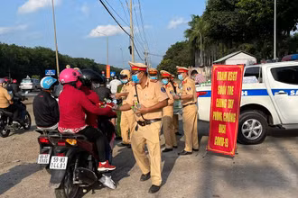 Lực lượng CSGT Công an tỉnh Đồng Nai phát nước suối cho người dân trên Quốc lộ 1A.