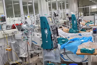 Nhiều bệnh nhân nặng đang được các bác sĩ nỗ lực cứu chữa tại BV Bệnh Nhiệt đới Trung ương.