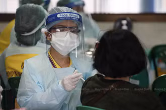 Nhân viên y tế tiêm vaccine ngừa Covid-19 cho người dân ở quận Klong Toey. (Ảnh: Bưu điện Bangkok)