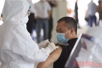 Tiêm vaccine phòng Covid-19 cho công nhân công ty FuHong.