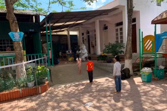 Học sinh trên địa bàn xã Si Pa Phìn chờ lấy mẫu xét nghiệm.