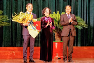 Đồng chí Trương Thị Mai trao Quyết định, tặng hoa chúc mừng tân Bí thư Thành ủy Hải Phòng Trần Lưu Quang.