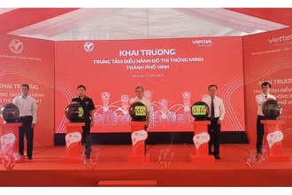 Bấm nút khai trương Trung tâm điều hành đô thị thông minh.