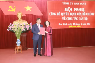 Đồng chí Trương Thị Mai trao Quyết định của Bộ Chính trị về việc phân công đồng chí Phạm Gia Túc làm Bí thư Tỉnh ủy Nam Định, nhiệm kỳ 2020-2025.