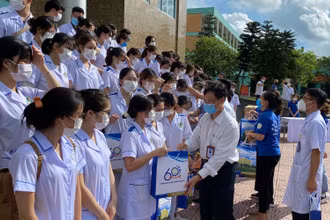 Lãnh đạo Sở Y tế Nam Định và Trường đại học Điều dưỡng trao quà động viên các chiến sĩ tình nguyện trước giờ lên đường.
