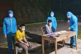 Lò Văn Thâng, Lò Văn Hùng và tang vật vụ án.