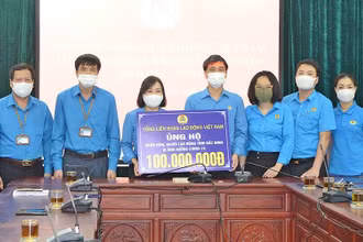 Tổng Liên đoàn Lao động Việt Nam tặng quà công nhân lao động hai tỉnh Bắc Ninh và Bắc Giang
