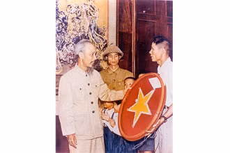 Đáp lại tình cảm của Người, ngay sau ngày Hà Nội giải phóng, những người thợ điện Thủ đô kính tặng Bác biểu tượng Sao Vàng năm cánh kết bằng bóng đèn.