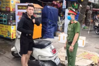 Cùng việc đẩy mạnh tuyên truyền, nâng cao nhận thức người dân, lực lượng chức năng của Hà Nội cũng xử lý nghiêm các trường hợp vi phạm quy định phòng, chống dịch.