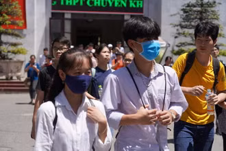 Kỳ thi vào lớp 10 Trường THPT chuyên Khoa học Tự nhiên hằng năm luôn thu hút đông đảo thí sinh. Trong ảnh: Thí sinh tham dự kỳ thi vào lớp 10 Trường THPT chuyên Khoa học Tự nhiên năm 2020