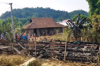 Hiện trường ngôi nhà của chị Tẩn Tỏ Mẩy bị thiêu rụi trong đêm 18-5.