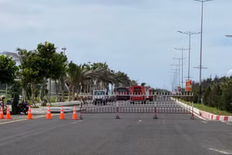 Đến 10 giờ 30 phút sáng 24-5, hiện trường vẫn đang bị phong tỏa, công tác chữa cháy đang tiếp tục triển khai.
