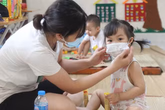 Trẻ em phải đi cách ly tập trung tại Trường mầm non Lê Lợi, Bắc Giang (Ảnh minh họa: Tuyết Mai).
