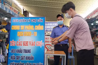Người dân nghiêm túc thực hiện quy định khi ra, vào chợ.
