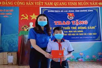 Trao huy hiệu “Tuổi trẻ dũng cảm” cho em Mai Hải Đăng.