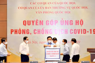Chủ tịch Quốc hội Vương Đình Huệ cùng các đồng chí lãnh đạo Quốc hội quyên góp ủng hộ phòng, chống dịch Covid-19. 