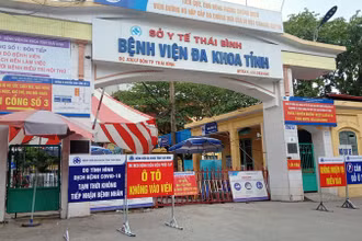 Bệnh viện Đa khoa tỉnh Thái Bình gỡ phong tỏa tạm thời từ ngày 10-5 nhưng vẫn kiểm soát chặt việc ra vào khu vực Khoa Lão khoa bởi đã xuất hiện các ca dương tính tại đây. (Ảnh: MAI TÚ)