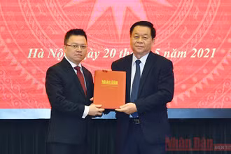 Trưởng Ban Tuyên giáo Trung ương Nguyễn Trọng Nghĩa trao Quyết định của Bộ Chính trị phân công đồng chí Lê Quốc Minh giữ chức vụ Tổng Biên tập Báo Nhân Dân. Ảnh: Duy Linh