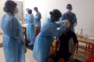 Lấy mẫu xét nghiệm đối với người dân ở chung cư Hưng Ngân.