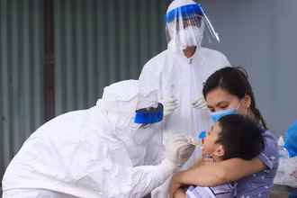Nhân viên y tế lấy mẫu xét nghiệm cho người dân thôn Đông Cứu, xã Dũng Tiến, huyện Thường Tín (Hà Nội). (Ảnh: QUANG THÁI)