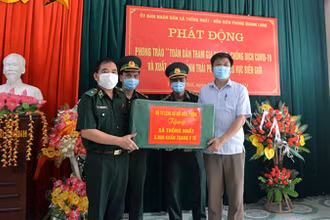 Thiếu tướng Phùng Quốc Tuấn trao khẩu trang y tế tặng UBND xã Thống Nhất.