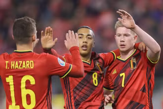 Eden Harard cùng Kevin De Bruyne tham dự EURO. (Ảnh: Goal)