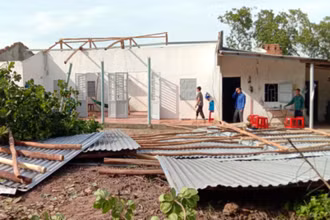 Mưa lớn kèm theo lốc xoáy làm tốc mái nhà dân ở xã Minh Tâm, huyện Hớn Quản.