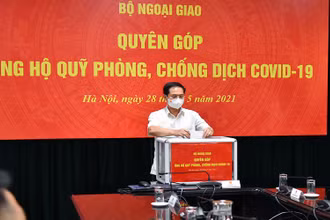 Bộ trưởng Ngoại giao Bùi Thanh Sơn quyên góp ủng hộ công tác phòng, chống dịch Covid-19. (Ảnh: Bộ Ngoại giao)