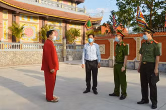 Lực lượng công an thường trực tại khu vực đền Tiên La, xã Đoan Hùng (huyện Hưng Hà) để kiểm soát dịch Covid-19.
