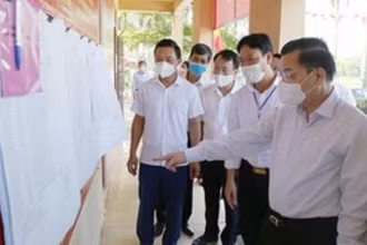 Chủ tịch UBND TP Hà Nội Chu Ngọc Anh kiểm tra công tác bầu cử tại huyện Phúc Thọ (Hà Nội).