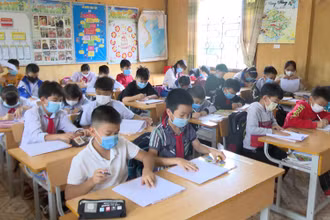 Học sinh Trường PTDT bán trú Tiểu học Trần Văn Thọ làm bài thi môn Tiếng Việt