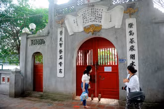 Khu di tích Đền Ngọc Sơn, quận Hoàn Kiếm (Hà Nội)  thực hiện tạm dừng đón khách theo công điện của Chủ tịch UBND TP Hà Nội từ 17 giờ, ngày 3-5.