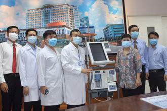 Trao máy thở cho đại diện Bệnh viện đa khoa Đồng Nai.