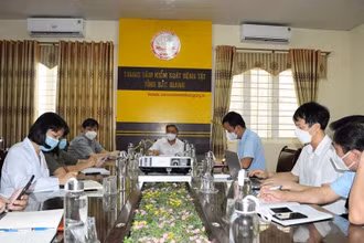 Thứ trưởng Nguyễn Trường Sơn làm việc với Tiểu ban xét nghiệm (Ban Chỉ đạo phòng, chống dịch COVID-19) tại Bắc Giang.